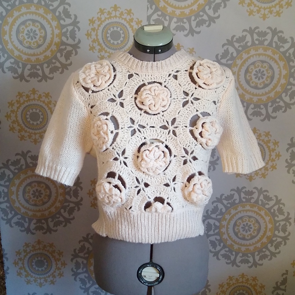Debut crochet 3D roset short sleeve off with sweater top medium large